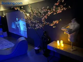 Jacuzzi Cinema Loft - Image 1