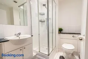Spacious 3BR Apartment with River View & Terrace, Families Only - Image 2