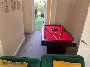 Family Hot Tub Retreat with pool table and garden - Image 1