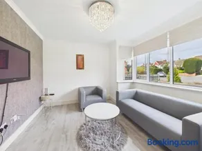 Modern & Cosy Home with Free Parking and Wifi - Image 5
