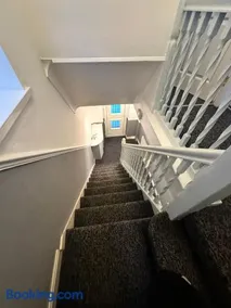Entire home, 2 double beds, free wifi, near QE - Image 3