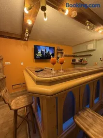 Le Savoyard - Bar & Jacuzzi - Image 3