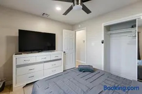 Bonita Home 4 Room- Local VIBE just 12 min to The Strip and Fremont - Image 3