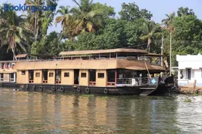 Friends Cruise, Nightstay Houseboat - Image 1