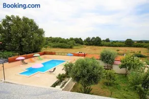 Sunny apartment with pool - Image 3