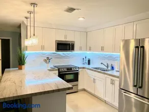 MODERN SPACIOUS BEACH FRONT CENTRAL CONDO w POOLS STEPS TO BEACH - Image 5
