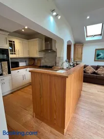 Perfect location home on the river - Image 3