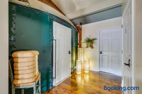 Charming Converted Railcar Studio in Joplin! - Image 4