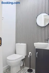 Free Parking-Sleeps 5 - 3 Bedroom House - Stunning Interior - Image 1