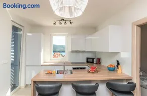 Sea View Luxury Apartment - Image 4