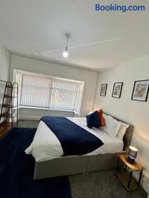 Spacious 4-Bed House Parking Ideal for Contractors - Image 3