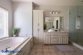 Master Suite Fraser Family Vineyard Stay in Amador - Image 4