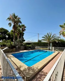 Villa con jardín y piscina privada - Image 5