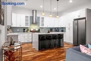 3BR East Austin Unit B - Sleeps 10 Pet Friendly - Image 1