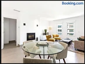Puerto Banus luxury apartment located in harbor - Image 4