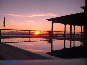 CERCADO DEL MEDIO, CHALET con PISCINA PRIVADA - Image 1