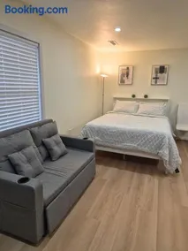 New Modern Studio Near Paine field - Image 4