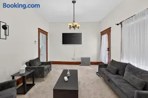 Charming 2-Bedroom, 1-Bath Getaway - Image 2