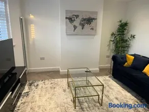 Lux 2 Bedroom Hse, 2 Free Parking, Close to station - Image 4