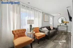 Modern 4BD 2BA Home Near Downtown Metra - Image 1