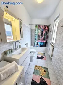Central family flat with balcony & lake views - Image 2