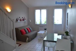 Au Pas Du Chateau - Image 2