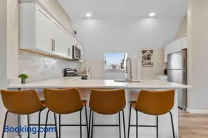 King & Queen 2BR Near Yale & Wooster Square - Image 2