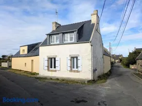 White house between land and sea St Pol de Léon - Image 1