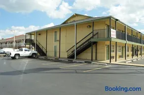 Delux Inn Tulsa - Image 5