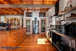 Vince's Landing - Stunning Big Private Waterfront Cottage - Image 4
