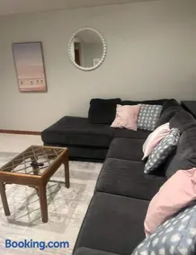 Serene single story, Grill, Fire Pit, fenced yard and Pet friendly stay - Image 3