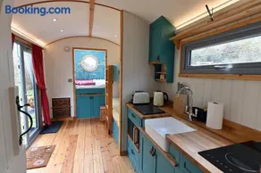 Meidrim Meadows luxury shepherd's hut - Image 2
