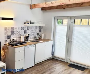 Modernes 1-Zimmer-Apartment mit Galerie-Schlafkoje im skandinavischen Stil - Image 4