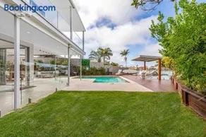 Luxury 5-Bedroom Canal-Front Retreat in Mooloolaba - Image 3