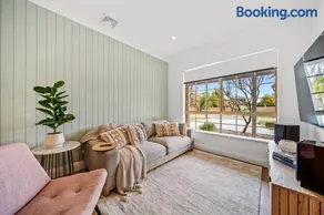 Short Stay Sanctuary - Close to airport - Image 2