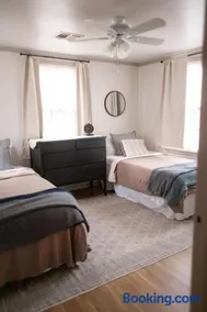 The Elm House, Tranquil Getaway Close to Campus! - Image 4