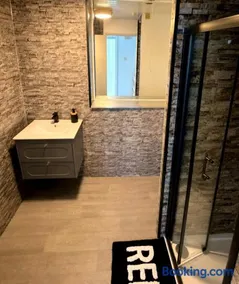 Modern 2-Bed Maisonette- Ideal for Gatwick Aiport - Image 5
