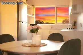 Tranquil Parkside Apartment in Glenelg North - Image 3