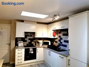 Sunflower Apartment, stylish dog-friendly two bedroom apartment near Tenby with outdoor space - Image 2