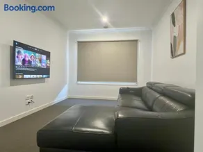 Stunning 4 X Bed Holiday Home In Kalkallo - Only 28KM From MEL Airport - Image 5