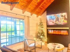 Modern lake side nest• HOTUB Fenced YARD king beds - Image 5
