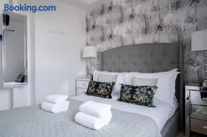 Luxury one bed Apartment - Image 1