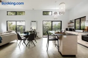 Peppi Place - 2 Bedroom with Ensuites Town Villa - Image 2