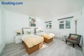Ephatha House 4-Bedrooms, Sleeps 11, Free Parking, Garden - Image 5