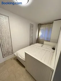 Zen 2 Bedroom Apartment with Terrace - Image 2