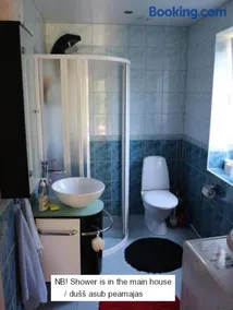 Cozy Summer House with Free Parking near Town Center & Beach - Image 3