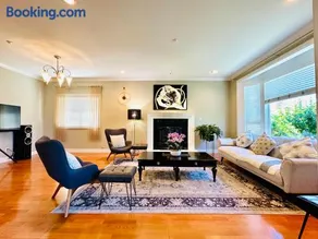 Spacious 5BR 3BA Guest Villa - 10 Min to DT - Pet Friendly, Free Parking - Image 2