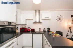 City Centre Posh Parlour Gated Parking 1bed Wifi - Image 5