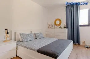 Stylish and Elegant Studio - Best View and Location in Coimbra Downton - Image 1