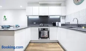 Modern 1-Bed Flat with Private Patio nr London Bridge - Image 3